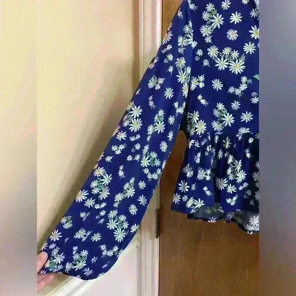 Altar’d State Navy Blue Balloon Sleeve Button Crop Top with White Flowers Size M - Picture 7 of 14